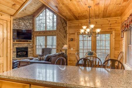 The Great Escape - Min From Parkway With Hot Tub Villa Gatlinburg Exteriör bild
